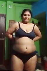 Mature Bhabhi showing her nude body on cam | desi mature mom
